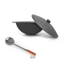 Set - Gusseisenkasan, Aluminiumdeckel, flacher Boden, Ø 37 cm, 8 l + Schaumlöffel 48 cm