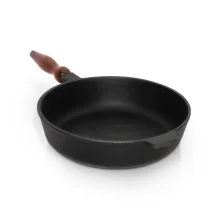 Gusseisenpfanne, mit Holzgriff