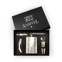 Geschenkbox - Samvel I, Flachmann mit Brandy 200 ml, 2 Becher, Trichter, Taschenmesser, Kugelschreiber, Kellnerbesteck