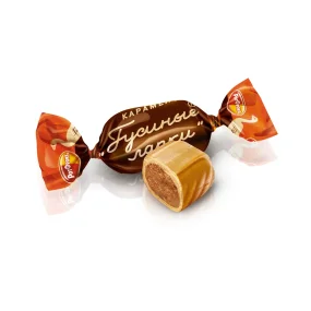 Hartkaramellen - Gusinye lapki, mit kakao- und mandelhaltiger Füllung, Rot Front, 300 g  Hartkaramellen - Gusinye lapki, mit kakao- und mandelhaltiger Füllung, Rot Front, 300 g